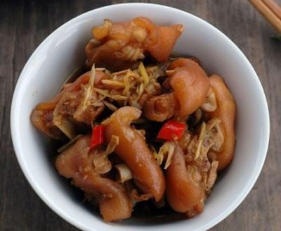 Cơm nhà siêu ngon với Chân giò ram sả ớt